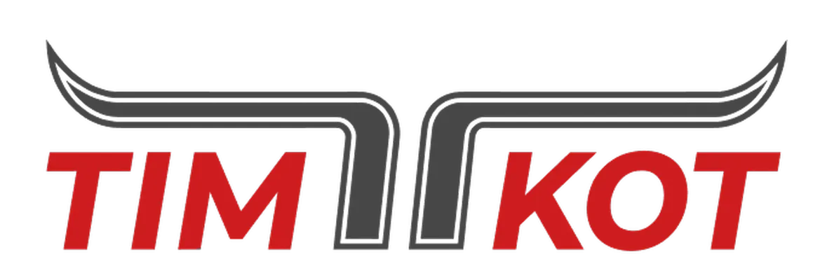 Logo firmy TIM-KOT przedstawiające czerwony napis TIM KOT z siwymi stylizowanymi rogami